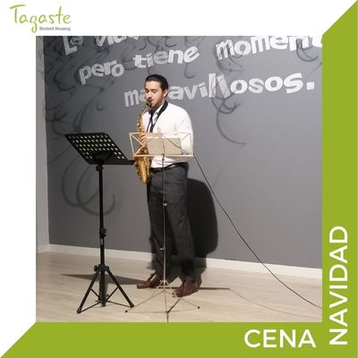 residente de tagaste tocando el saxofón